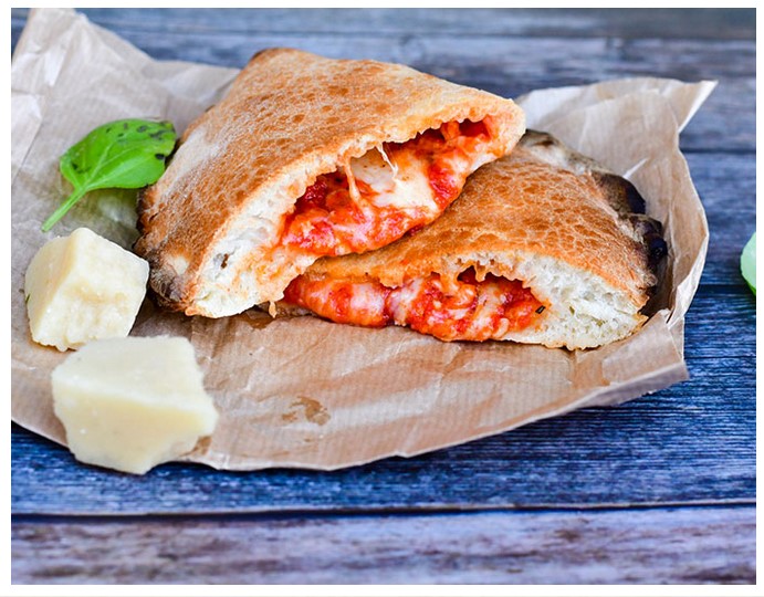 Cremig gefüllte Calzone